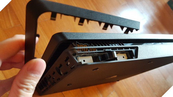 PlayStation 4 Pro cũng sẽ có thể thay đổi ổ cứng gắn trong