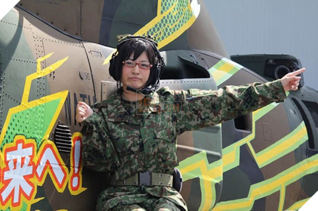 
Các cô gái trẻ thích thú chụp ảnh tại căn cứ quân sự Kisarazu
