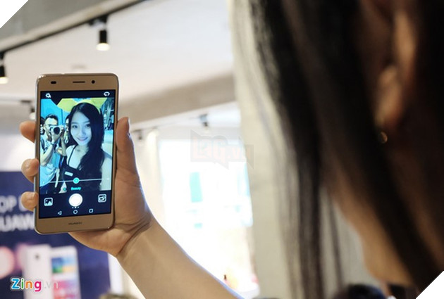 4 mẹo nhỏ để bỏ túi những tấm selfie lung linh - Ảnh 2.