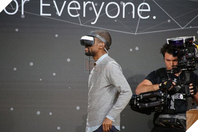 Hãy quên Oculus và Vive đi, kính thực tế ảo này của Microsoft chỉ có giá chưa đầy 7 triệu