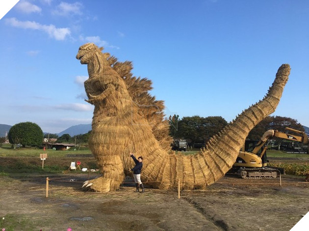 Nhật Bản dựng tượng Godzilla cao 7 mét bằng... rơm