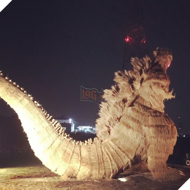 Nhật Bản dựng tượng Godzilla cao 7 mét bằng... rơm
