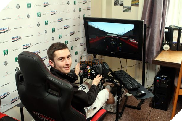 Đua xe quá giỏi trên máy tính, game thủ thần đồng được mời đua xe thật