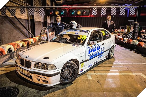 Đua xe quá giỏi trên máy tính, game thủ thần đồng được mời đua xe thật