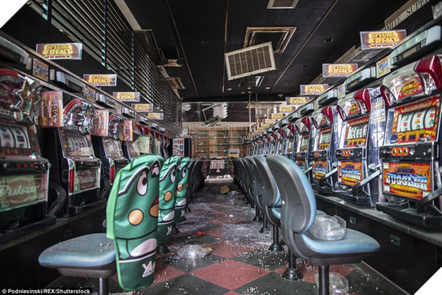 Chùm ảnh: Những bức hình ám ảnh về thị trấn ma sau thảm họa nhà máy hạt nhân Fukushima, Nhật Bản 2011 - Ảnh 16.