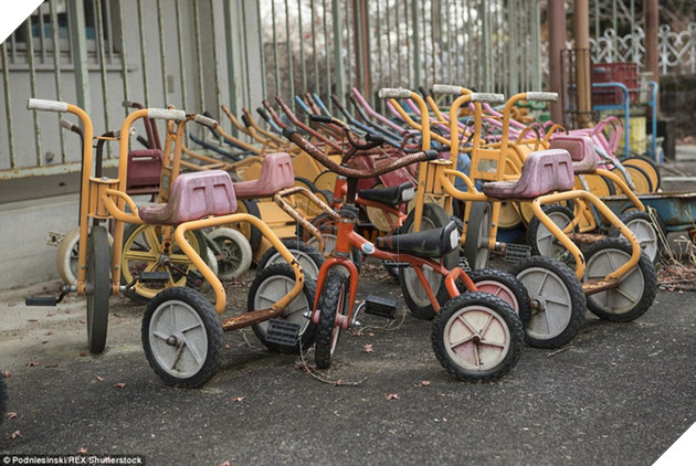 Chùm ảnh: Những bức hình ám ảnh về thị trấn ma sau thảm họa nhà máy hạt nhân Fukushima, Nhật Bản 2011 - Ảnh 6.