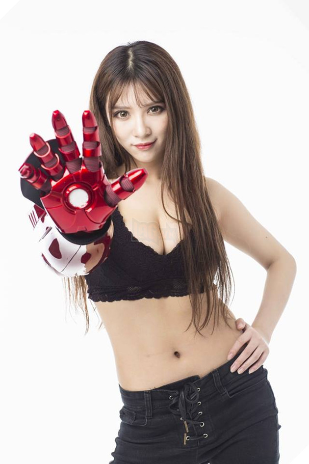 Cosplay Iron Man phiên bản nữ khiến bạn không thể rời mắt