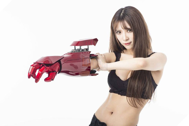 Cosplay Iron Man phiên bản nữ khiến bạn không thể rời mắt