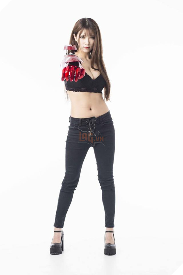 Cosplay Iron Man phiên bản nữ khiến bạn không thể rời mắt