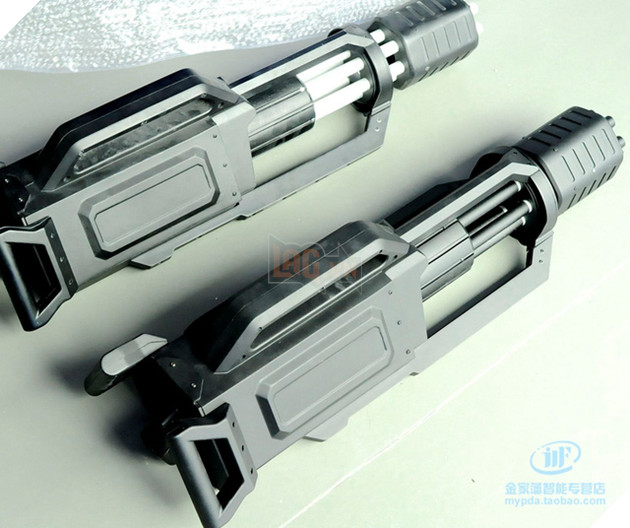 Giật mình với khẩu súng 6 nòng trông như thật, nhưng lại dùng để... chơi game