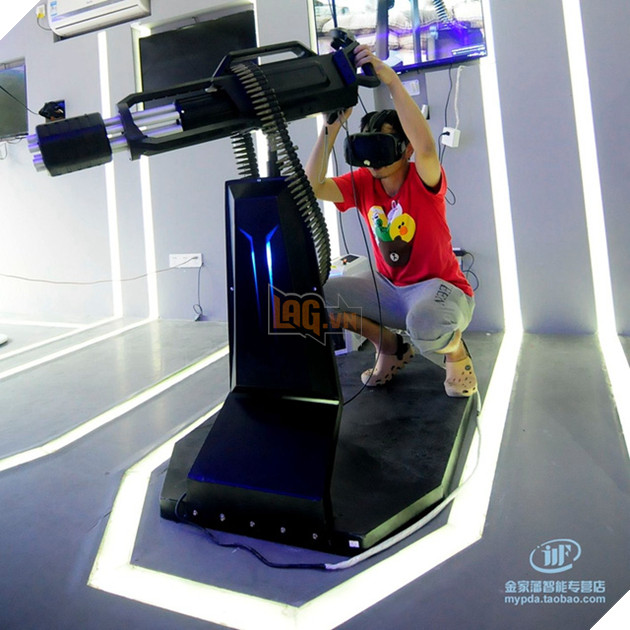 Giật mình với khẩu súng 6 nòng trông như thật, nhưng lại dùng để... chơi game