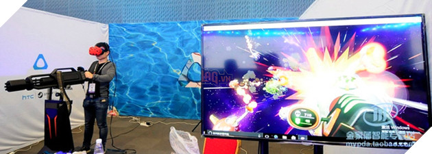 Giật mình với khẩu súng 6 nòng trông như thật, nhưng lại dùng để... chơi game