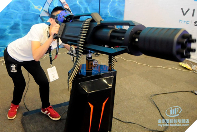 Giật mình với khẩu súng 6 nòng trông như thật, nhưng lại dùng để... chơi game