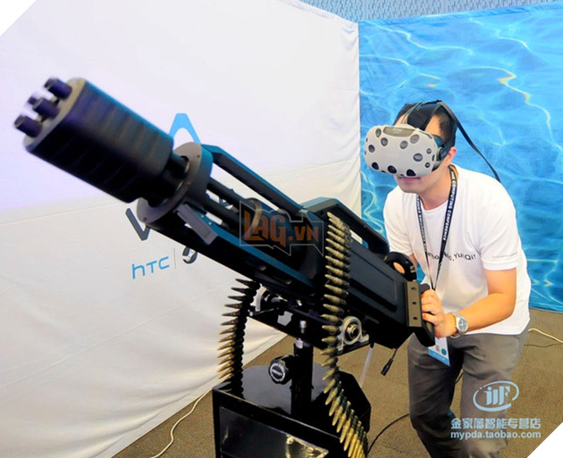 Giật mình với khẩu súng 6 nòng trông như thật, nhưng lại dùng để... chơi game