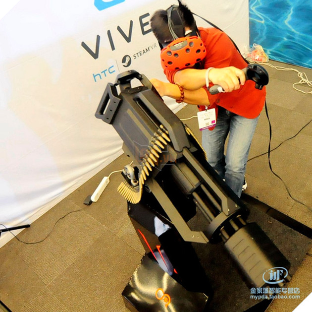 Giật mình với khẩu súng 6 nòng trông như thật, nhưng lại dùng để... chơi game