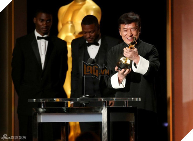 
Thành Long xúc động khi nhận giải Oscar. Ảnh: Sina.
