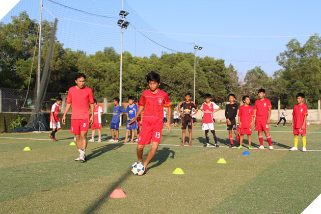 
Thầy Phong (trái) ở một lớp học đá bóng miễn phí Ảnh: DUY KHÁNH
