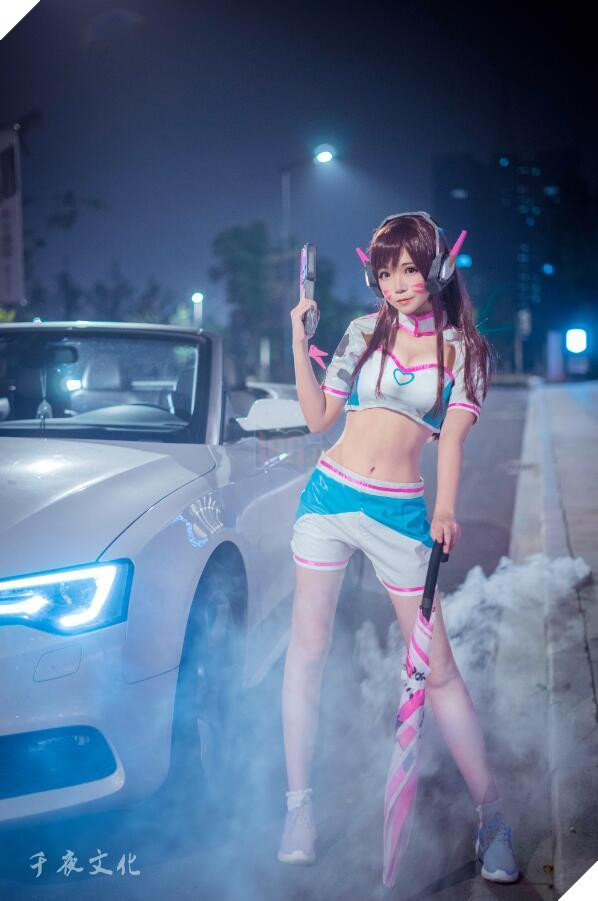 Cosplay nàng D.Va tuyệt đẹp bên cạnh siêu xe
