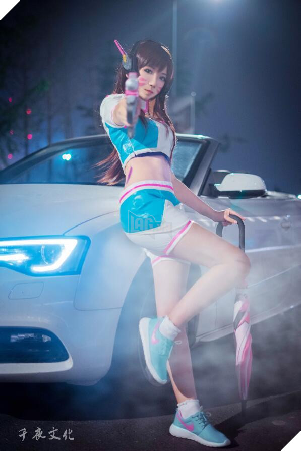 Cosplay nàng D.Va tuyệt đẹp bên cạnh siêu xe