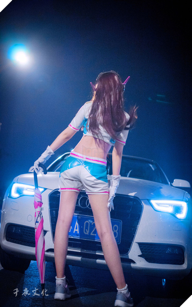 Cosplay nàng D.Va tuyệt đẹp bên cạnh siêu xe