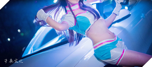 Cosplay nàng D.Va tuyệt đẹp bên cạnh siêu xe
