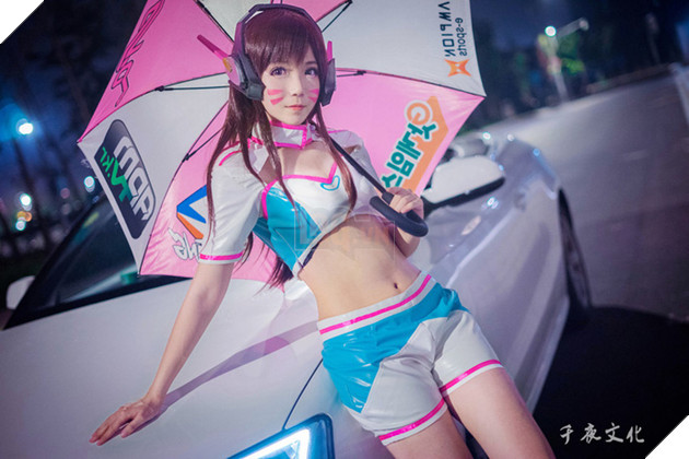 Cosplay nàng D.Va tuyệt đẹp bên cạnh siêu xe