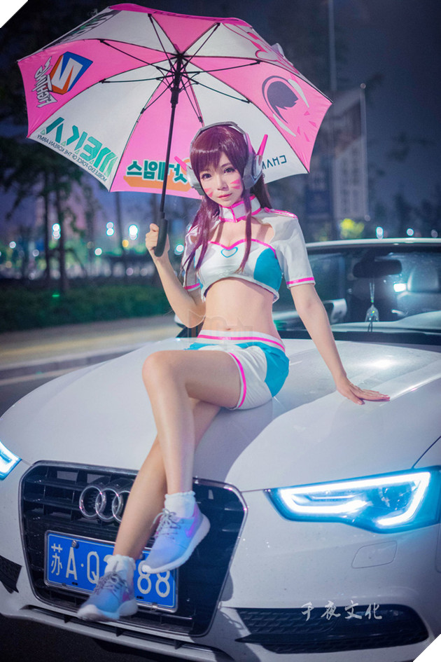 Cosplay nàng D.Va tuyệt đẹp bên cạnh siêu xe
