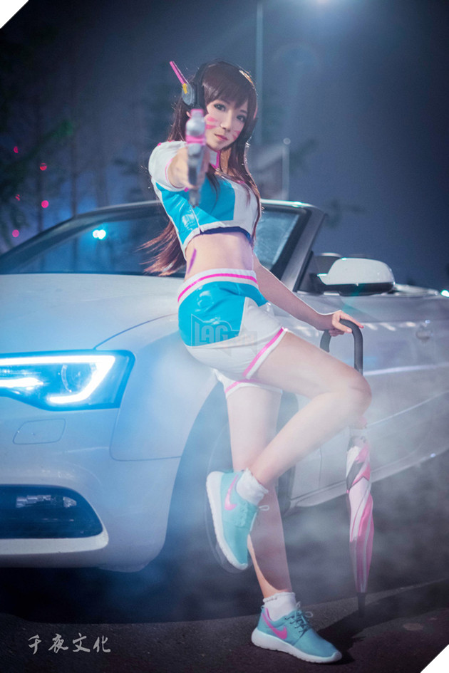 Cosplay nàng D.Va tuyệt đẹp bên cạnh siêu xe