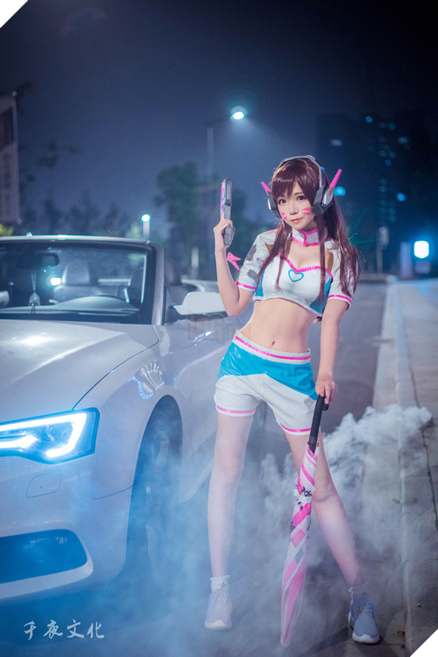 Cosplay nàng D.Va tuyệt đẹp bên cạnh siêu xe