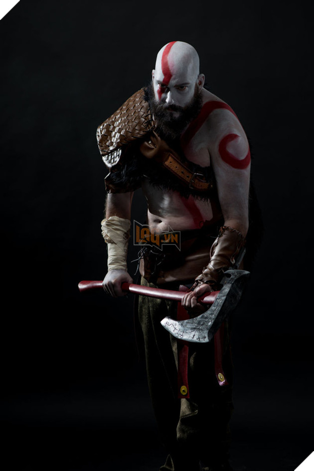 Fan cuồng God of War cosplay Kratos khiến nhiều người giật mình vì quá giống