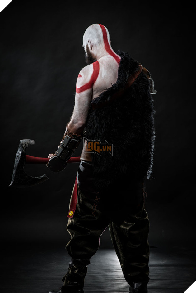 Fan cuồng God of War cosplay Kratos khiến nhiều người giật mình vì quá giống