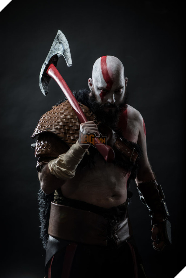Fan cuồng God of War cosplay Kratos khiến nhiều người giật mình vì quá giống