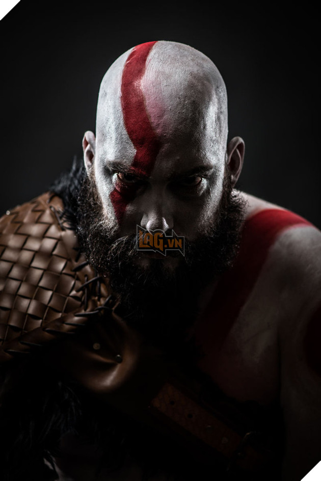 Fan cuồng God of War cosplay Kratos khiến nhiều người giật mình vì quá giống