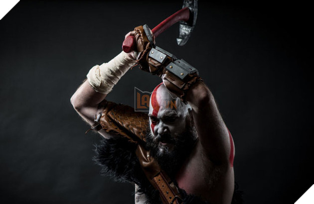 Fan cuồng God of War cosplay Kratos khiến nhiều người giật mình vì quá giống
