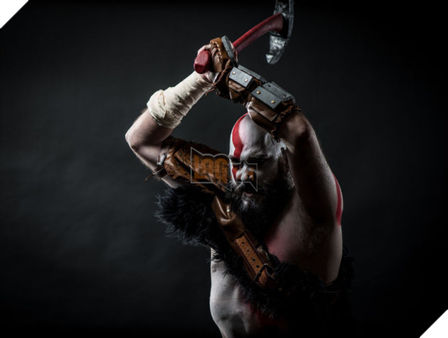 Fan cuồng God of War cosplay Kratos khiến nhiều người giật mình vì quá giống