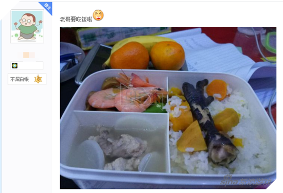 
Anh chàng này ăn uống luôn ngay tại hàng Net
