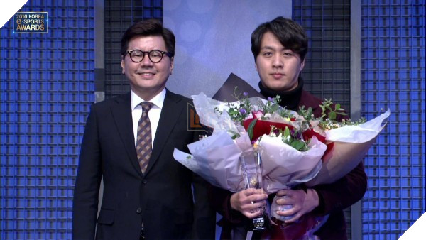 
Huấn luyện viên trưởng Choi Byoung-hoon xứng đáng nhận giải với những đóng góp của ông vào sự thành công của SKT T1
