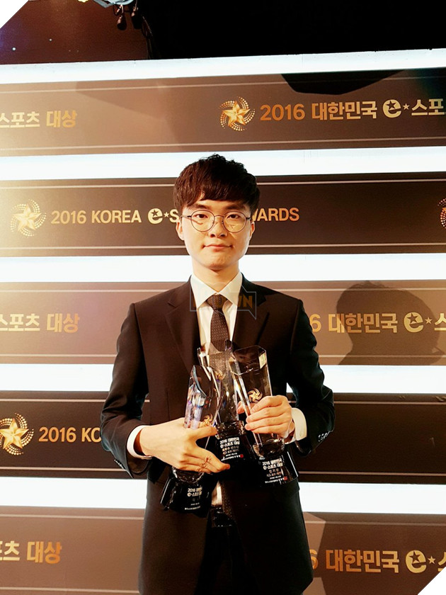 
Faker cầm hai giải luôn
