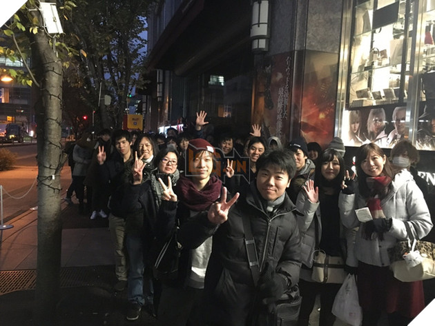 
Người dân Nhật Bản xếp hàng chờ mua Final Fantasy XV từ 4h sáng, trong đó có không ít nữ game thủ
