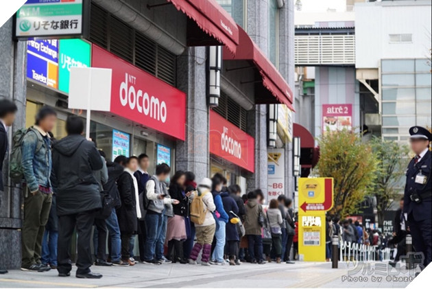 
Dòng người xếp hàng cả trăm mét, chính quyền Nhật phải huy động cả cảnh sát
