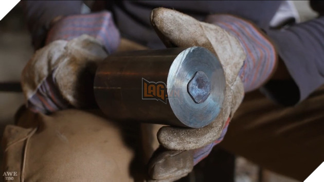 
Phần lưỡi và chuôi kiếm được tạo ra từ cục sắt này
