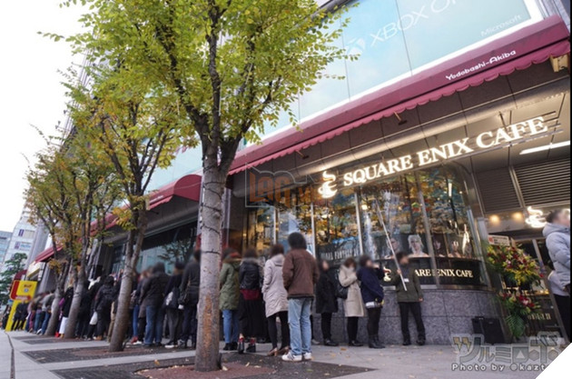 Nhìn dòng người xếp hàng này bạn sẽ tưởng họ mua iPhone, nhưng hóa ra họ chờ mua game đấy