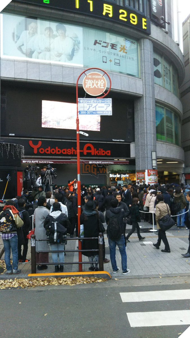 Nhìn dòng người xếp hàng này bạn sẽ tưởng họ mua iPhone, nhưng hóa ra họ chờ mua game đấy