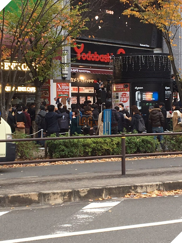 Nhìn dòng người xếp hàng này bạn sẽ tưởng họ mua iPhone, nhưng hóa ra họ chờ mua game đấy