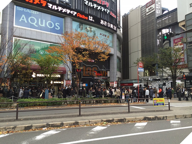 Nhìn dòng người xếp hàng này bạn sẽ tưởng họ mua iPhone, nhưng hóa ra họ chờ mua game đấy