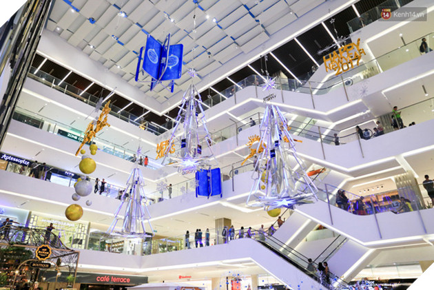 Có thể bạn không để ý, Sài Gòn đã đẹp lộng lẫy và ngập tràn không khí Giáng Sinh rồi - Ảnh 1.