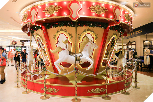 Có thể bạn không để ý, Sài Gòn đã đẹp lộng lẫy và ngập tràn không khí Giáng Sinh rồi - Ảnh 3.