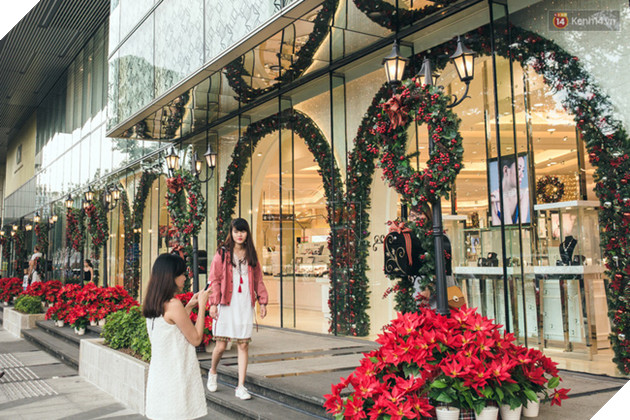 Có thể bạn không để ý, Sài Gòn đã đẹp lộng lẫy và ngập tràn không khí Giáng Sinh rồi - Ảnh 10.