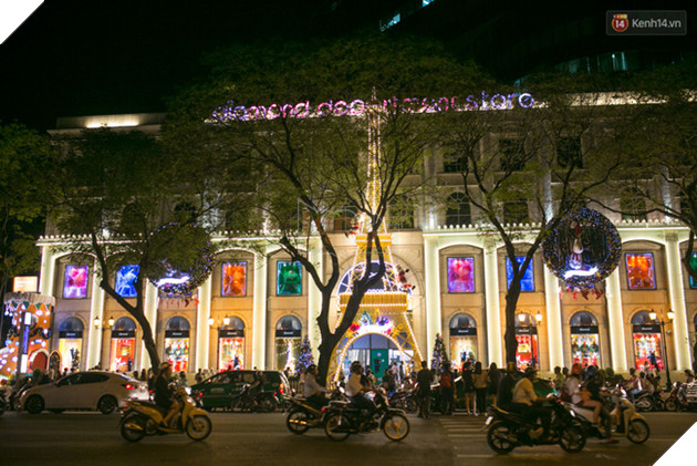 Có thể bạn không để ý, Sài Gòn đã đẹp lộng lẫy và ngập tràn không khí Giáng Sinh rồi - Ảnh 17.