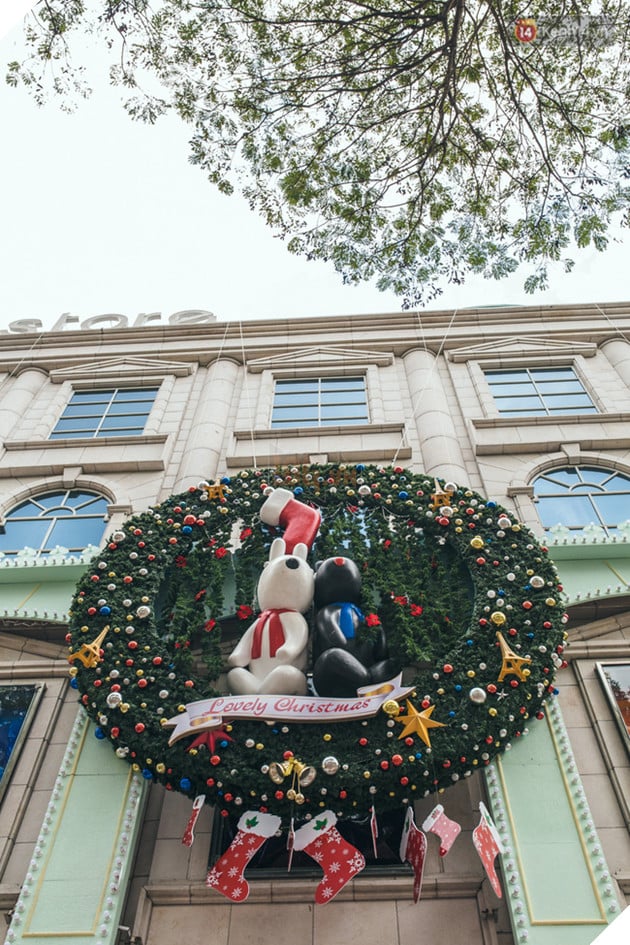 Có thể bạn không để ý, Sài Gòn đã đẹp lộng lẫy và ngập tràn không khí Giáng Sinh rồi - Ảnh 15.